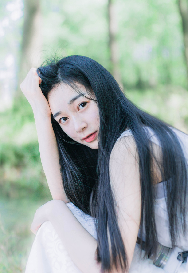 很多男人就是这样的，玩女人的时候总希望对方年轻一点放开一点开放三点，玩着别人的女儿的同时又希望别人永远别来碰自己的女儿。——韩寒《传统美德》